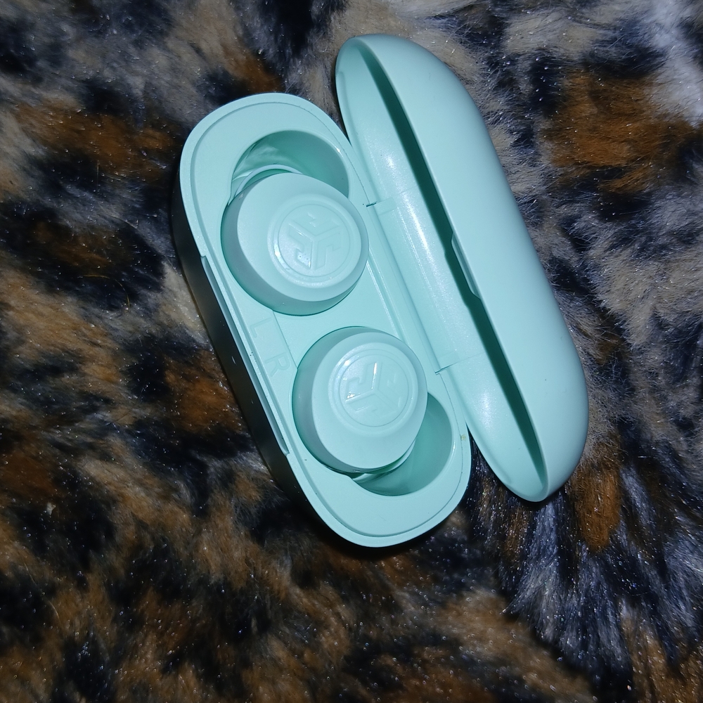 JLAB GOPOP+ MINT GREEN EARBUDS W/ CASE AND BUILT SHORT CHRGING CORD